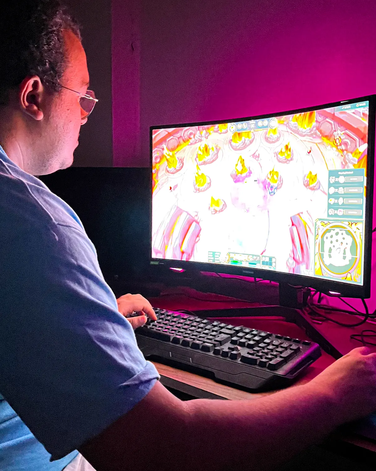 A booster playing OSRS at his station in the gaming house